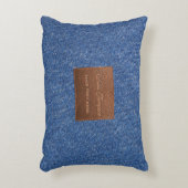 ダークブルーモダンデニムジーンズのテクスチャー革パッチ アクセントクッション (正面(垂直))