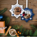 ダークブルー白い前足が子犬の最初のクリスマスをプリント オーナメントカード<br><div class="desc">雪のフレークの形をした写真のオーナメントは、曲がった文字と青と白の可愛い前足のプリントで子犬の丸い写真。</div>
