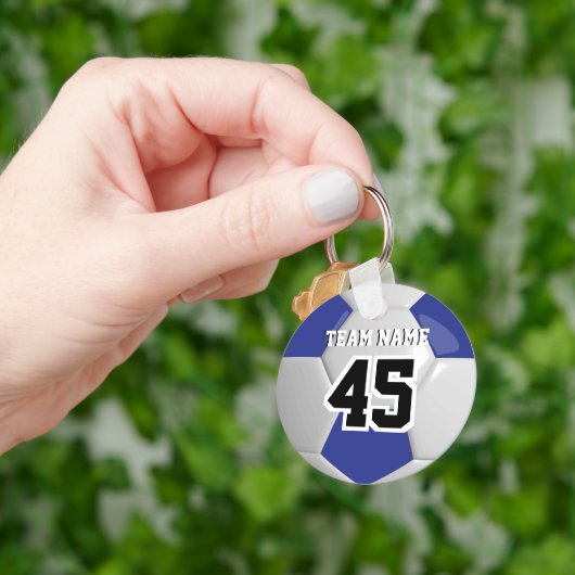 ダークブルー&ホワイトチームのサッカーボール キーホルダー (手)