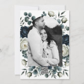 ダークブルー＆ホワイト モダン フラワーエンゲージメント 招待状 (裏面)