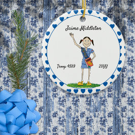 ダークヘアカデットガールスカウティングブルーハートシェイプ セラミックオーナメント