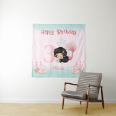ダークヘアマーメイド誕生日ピンクバナー タペストリー (インサイチュ)