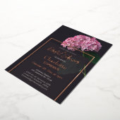 ダークムーディピンクアジサイブライダルシャワーバラ金ゴールド 箔招待状 (回転した状態)