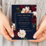 ダークムーディブルゴーニュ赤面ネイビーブルーフローラ結婚ズ セーブザデート<br><div class="desc">このエレガントな結婚式をパーソナライズ簡単かつ迅速に日付を保存。単にクリックEdit Usingデザインツールのボタンを使用して文字を編集し、フォントとフォントの色を変更する。紺色の背景に赤面牡丹の美しいリアルなブルゴーニュの花を特徴とする。ストアで使用可能な一致アイテム。ハサマーセット素晴らし書類</div>