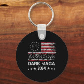 ダークメガトランプ2024米国国旗のヴィンテージ大統領カム キーホルダー (正面)