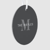 ダークモダングスタイリッシュ・グレイ・モノグラムと名前 オーナメント (正面)