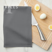 ダークモダングスタイリッシュ・グレイ・モノグラムと名前 キッチンタオル (四つ折り)