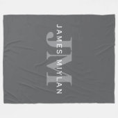 ダークモダングスタイリッシュ・グレイ・モノグラムと名前 フリースブランケット (正面(横))