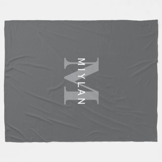 ダークモダングスタイリッシュ・グレイ・モノグラムと名前 フリースブランケット (正面(横))