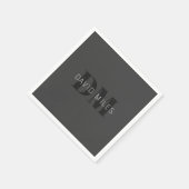 ダークモダングレーと黒の編集可能な名前とモノグラム スタンダードカクテルナプキン (角)