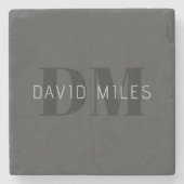 ダークモダングレーと黒の編集可能な名前とモノグラム ストーンコースター (正面)