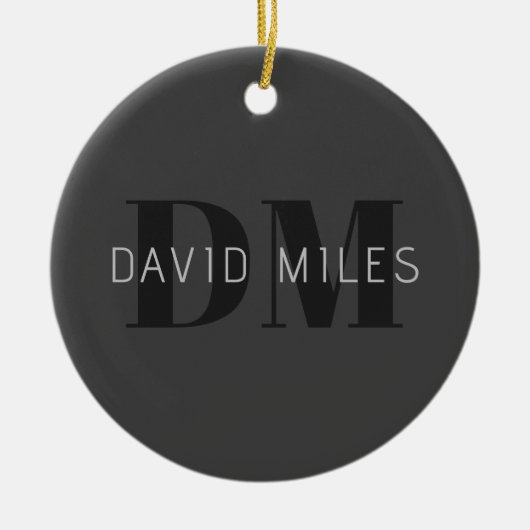 ダークモダングレーと黒の編集可能な名前とモノグラム セラミックオーナメント (正面)