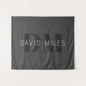 ダークモダングレーと黒の編集可能な名前とモノグラム タペストリー (正面(横))