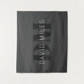 ダークモダングレーと黒の編集可能な名前とモノグラム タペストリー (正面)