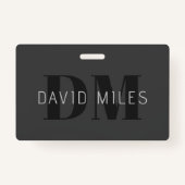 ダークモダングレーと黒の編集可能な名前とモノグラム バッジ (正面)