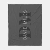 ダークモダングレーと黒の編集可能な名前とモノグラム フリースブランケット (正面)