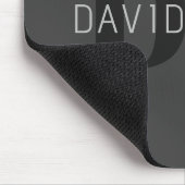 ダークモダングレーと黒の編集可能な名前とモノグラム マウスパッド (コーナー)