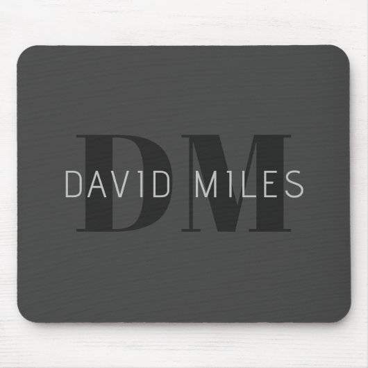 ダークモダングレーと黒の編集可能な名前とモノグラム マウスパッド (正面)