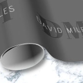 ダークモダングレーと黒の編集可能な名前とモノグラム ラッピングペーパー