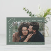 ダークモダンセージ緑のサプライズ写真婚約 案内状 (スタンド正面)