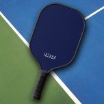 ダークモダンブルーモノグラム名 ピックルボールラケット<br><div class="desc">白いモダンモノグラムの名前または任意の単語とダークブルーの背景。</div>