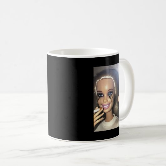 ダークユーモドール喫煙セルフィパロディ コーヒーマグカップ (正面右)