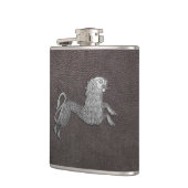 ダークレザーのケルトのグリフィン フラスク (左)