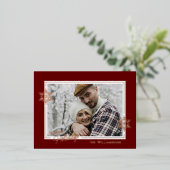 ダークレッドと金ゴールドの美しいアートスノーフレーク 箔シーズンポストカード (立ち正面)