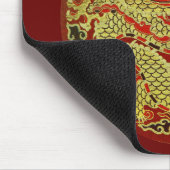 ダークレッドに刺繍されたゴールデンアジアのドラゴン マウスパッド (コーナー)