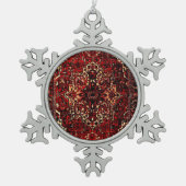 ダークレッドのオリエンタルラグデザイン スノーフレークピューターオーナメント (正面)