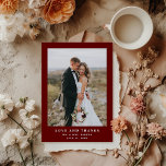 ダークレッドエレガント文字と写真 | 結婚s サンキューカード<br><div class="desc">これらのミニマルでエレガントな結婚式のサンキューカードモダンは、暗い赤のマルーンの背景に白い文字を特徴とし、あなたの個人的な写真を持つ。見シンプルたスタイリッシュ目。</div>
