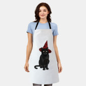 ダークレッドハットクラシックTシャツの神秘的な黒猫 エプロン (着用した状態)
