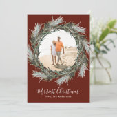 ダークレッドパインリースクリスマスホリデーフォトカード シーズンカード (スタンド正面)