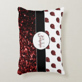 ダークレッドラディバグフェイクグリッタースパークルズモノグラム アクセントクッション (正面(垂直))