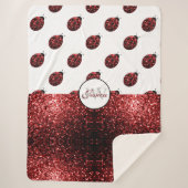 ダークレッドラディバグフェイクグリッタースパークルズモノグラム シェルパブランケット (正面)