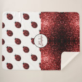 ダークレッドラディバグフェイクグリッタースパークルズモノグラム シェルパブランケット (正面(横))