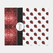 ダークレッドラディバグフェイクグリッタースパークルズモノグラム フリースブランケット (正面(横))