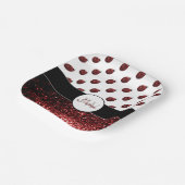 ダークレッドラディバグフェイクグリッタースパークルズモノグラム ペーパープレート (傾斜あり)