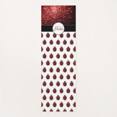 ダークレッドラディバグフェイクグリッタースパークルズモノグラム ヨガマット (正面)