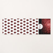 ダークレッドラディバグフェイクグリッタースパークルズモノグラム ヨガマット (正面(横))