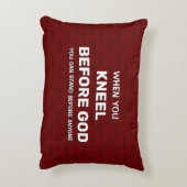 ダークレッドKNEEL BEFORE GOD祈りの言葉アクセント枕 アクセントクッション (裏面(縦))