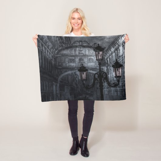 ダークヴェネツィアレインブリッジのため息の夜 フリースブランケット (インサイチュ)