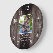 ダーク素朴ウッド結婚記念日のラブフォト ラージ壁時計 (傾斜)