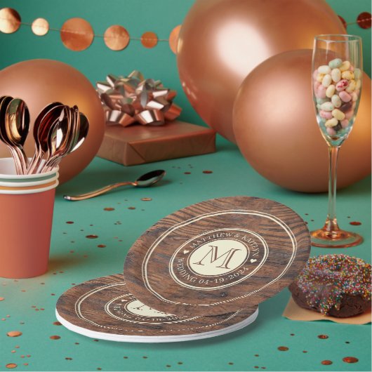 ダーク素朴結婚ウォルナットのハートモノグラム ペーパープレート (複数)