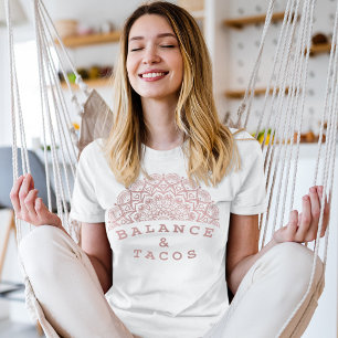 ダーク赤面ピンクマンダラバランスとタコヨガ Tシャツ