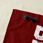 ダークRdマルーンビーチタオルに白で大きな名前 ビーチタオル (インサイチュ)