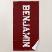 ダークRdマルーンビーチタオルに白で大きな名前 ビーチタオル (正面)