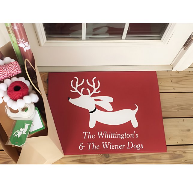 ダーシュントのクリスマストナカイがパーソナライズ ドアマット (Personalized dachshund door mat featuring your name and a weendeer dachshund)