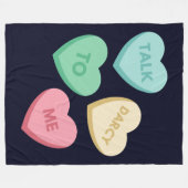 ダーシーと話すIII フリースブランケット (正面(横))