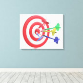 ダーツがダーツボードの中央を打つ キャンバスプリント (インサイチュ (ウッドフロア))